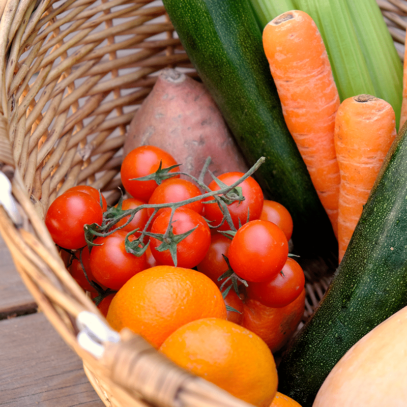 Imagen de una cesta de frutas y verduras.